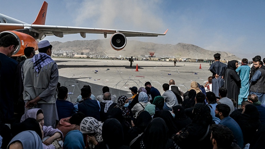 En el aeropuerto internacional de Kabul continuaron los vuelos de evacuación militar.