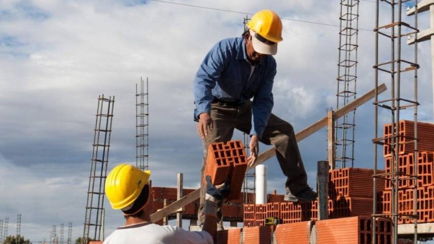 Los trabajadores de la construcción acumularán una actualización salarial del 47,08%.