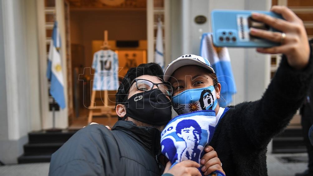 Barbijos alusivos en una homenaje pintoresco, a 35 años del histórico tanto a Inglaterra.