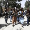Talibanes reprimen marchas en varias ciudades donde manifestantes desafían su poder - Télam