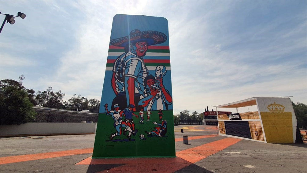 La escultura antes de ingresar al Estadio Azteca, donde el "10" dejó su huella para siempre.